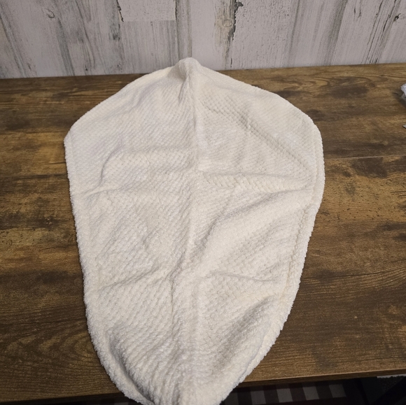 3/$15 New without tags cream colored quick drying Hair Towel - Picture 5 of 6